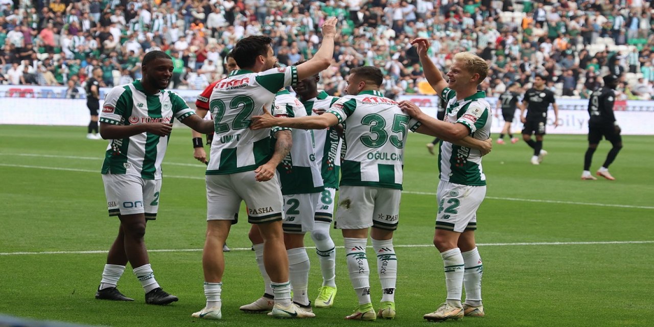 Konyasporlu futbolcular gönülleri ısıttı (Video)