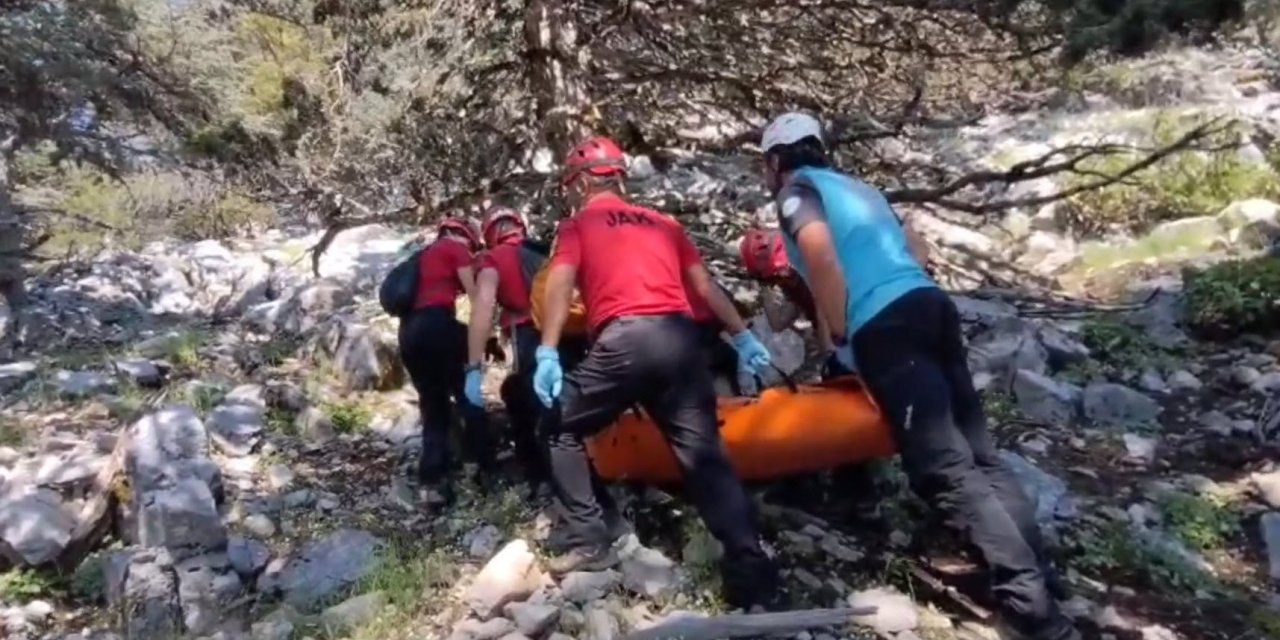 Kayalıklara düşen Alman paraşütçü, hayatını kaybetti