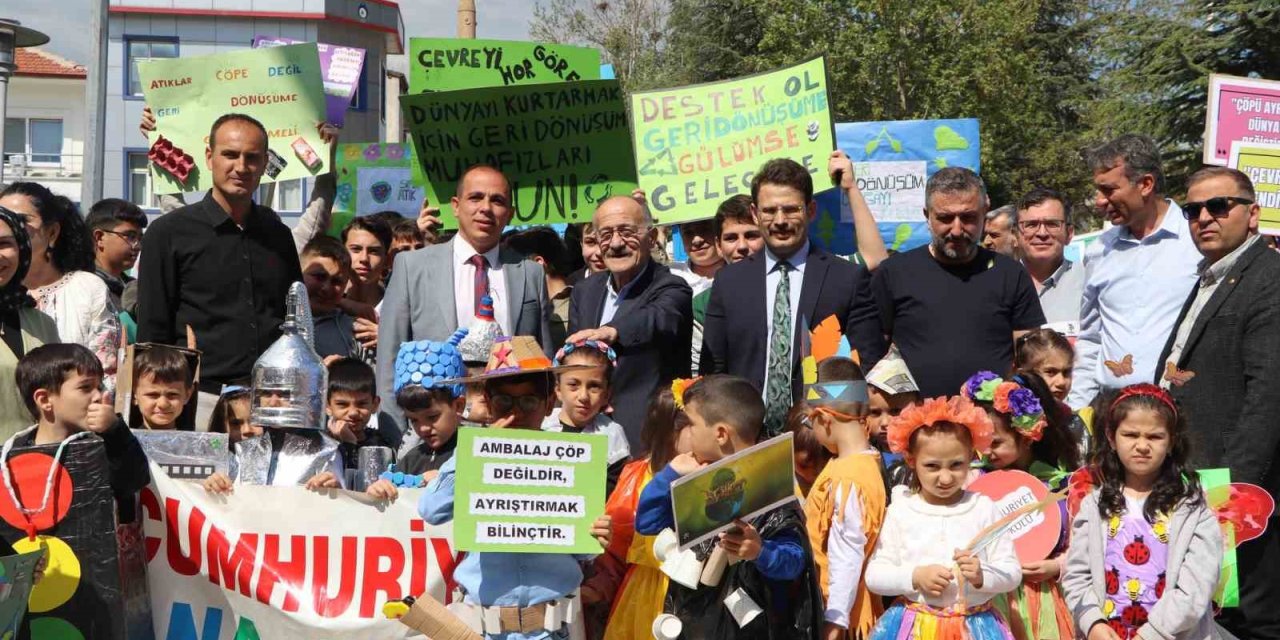 Konya Beyşehir’de öğrenciler temiz çevre için yürüdü