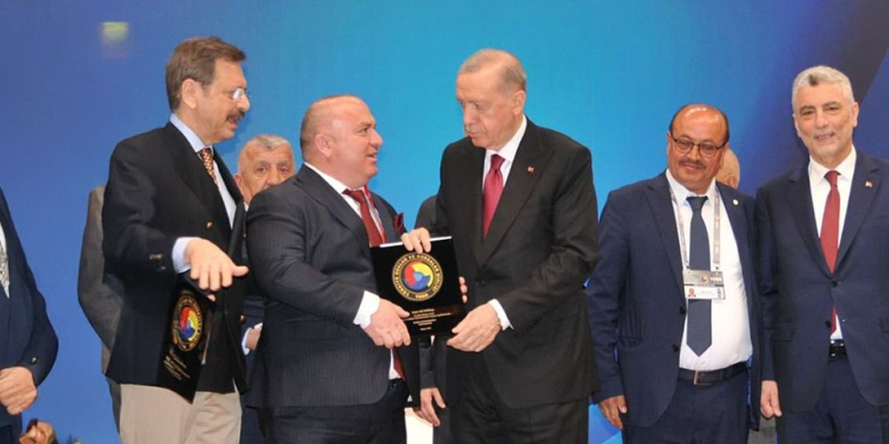 Başkan Ali Kaya ödülünü Cumhurbaşkanı'ndan aldı