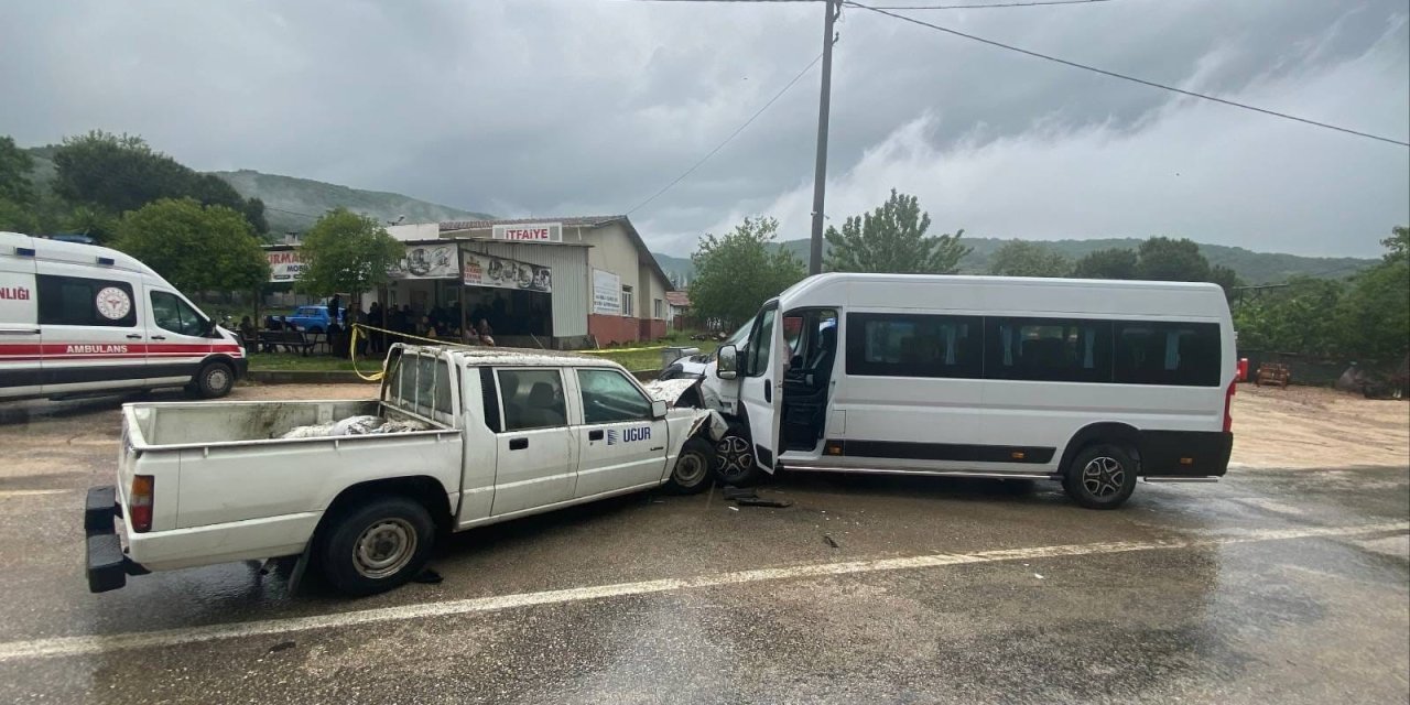 İki araç kafa kafaya çarpıştı: 1 ölü 2 yaralı