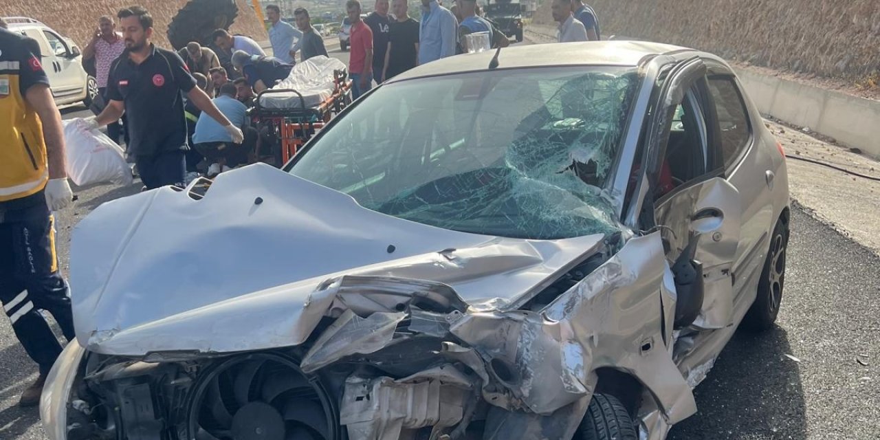 Otomobil ile traktör çarpıştı; 3 yaralı