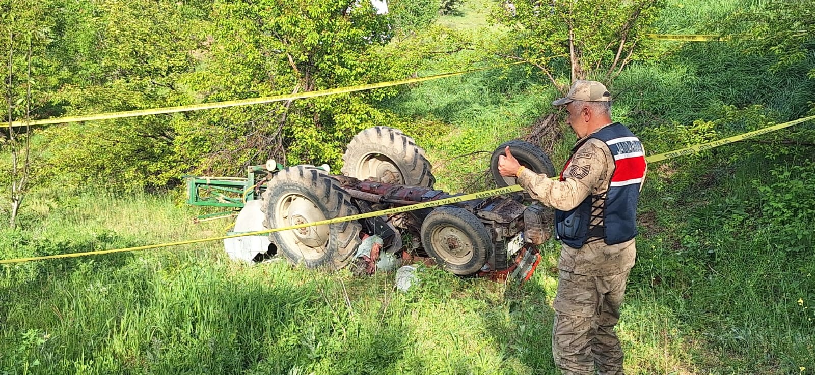 Erzincan’da devrilen traktörün altında kalan sürücü hayatını kaybetti