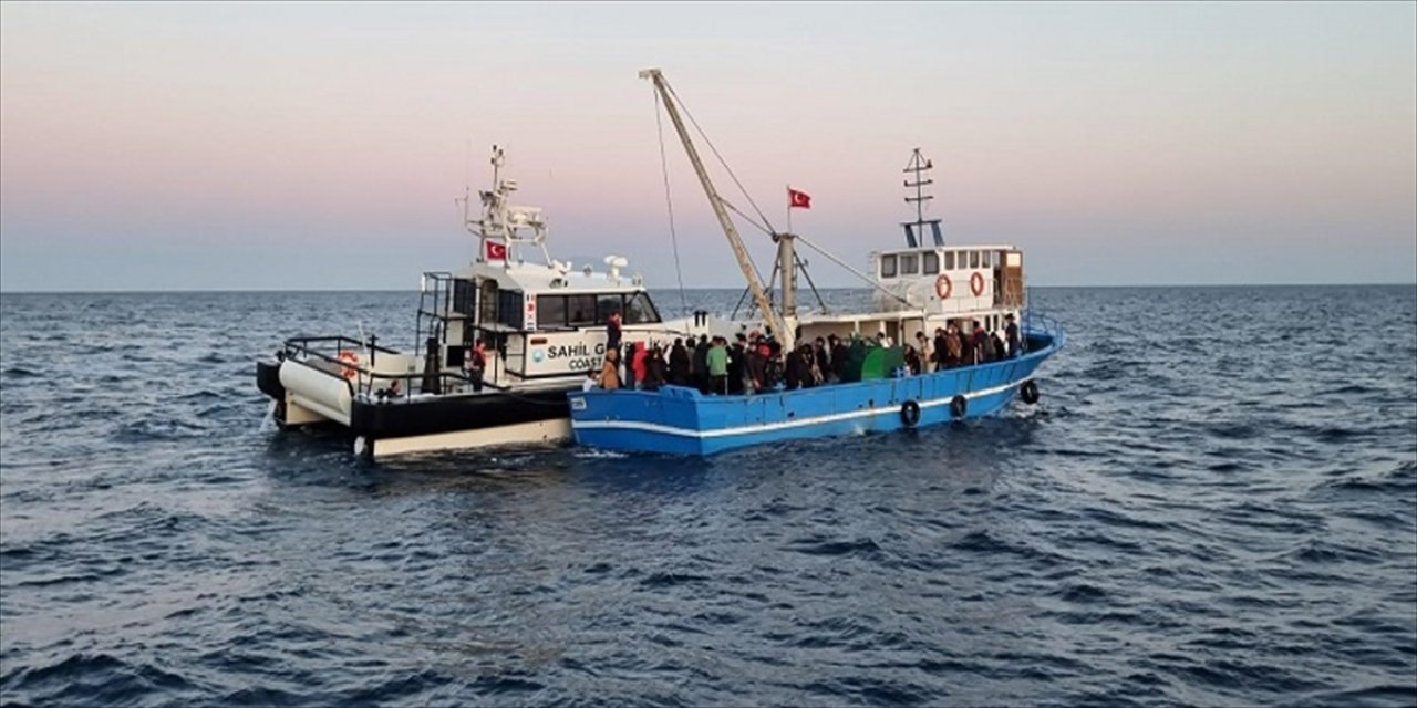 Balıkçı teknesinde 92 düzensiz göçmen yakalandı