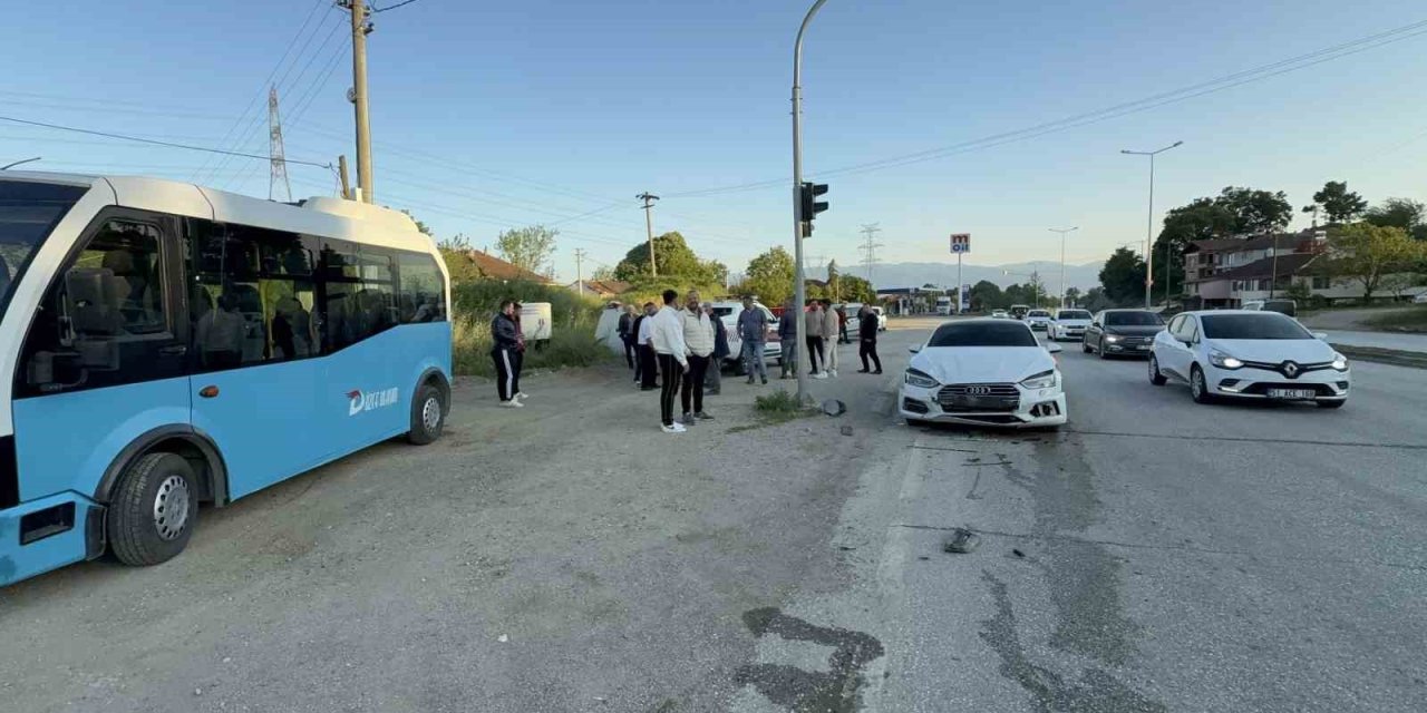 Otomobil ışıklarda duran halk otobüsüne çarptı: 6 yaralı