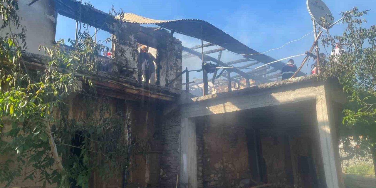 Evde çıkan yangında 92 yaşındaki adam hayatını kaybetti