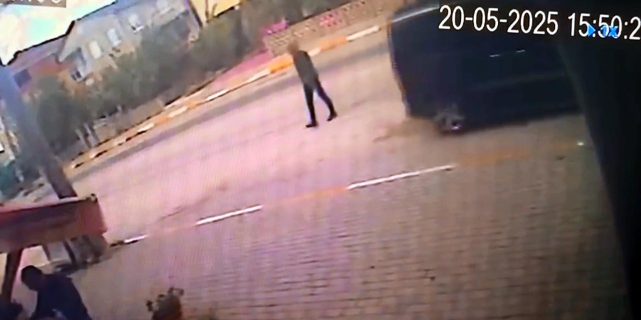 Hafif ticari aracın çaptığı yaya yaralandı; kaza kamerada