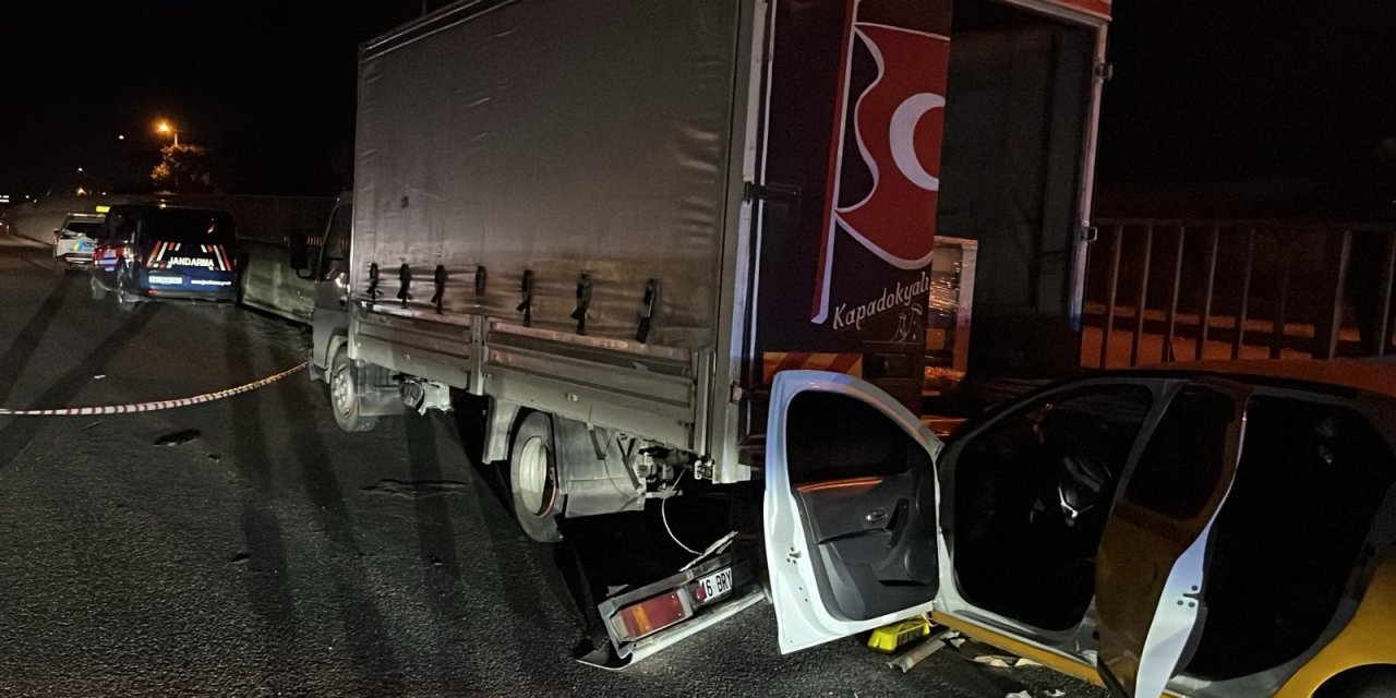 Taksi, önündeki kamyonete çarptı; 1 ölü, 1 yaralı