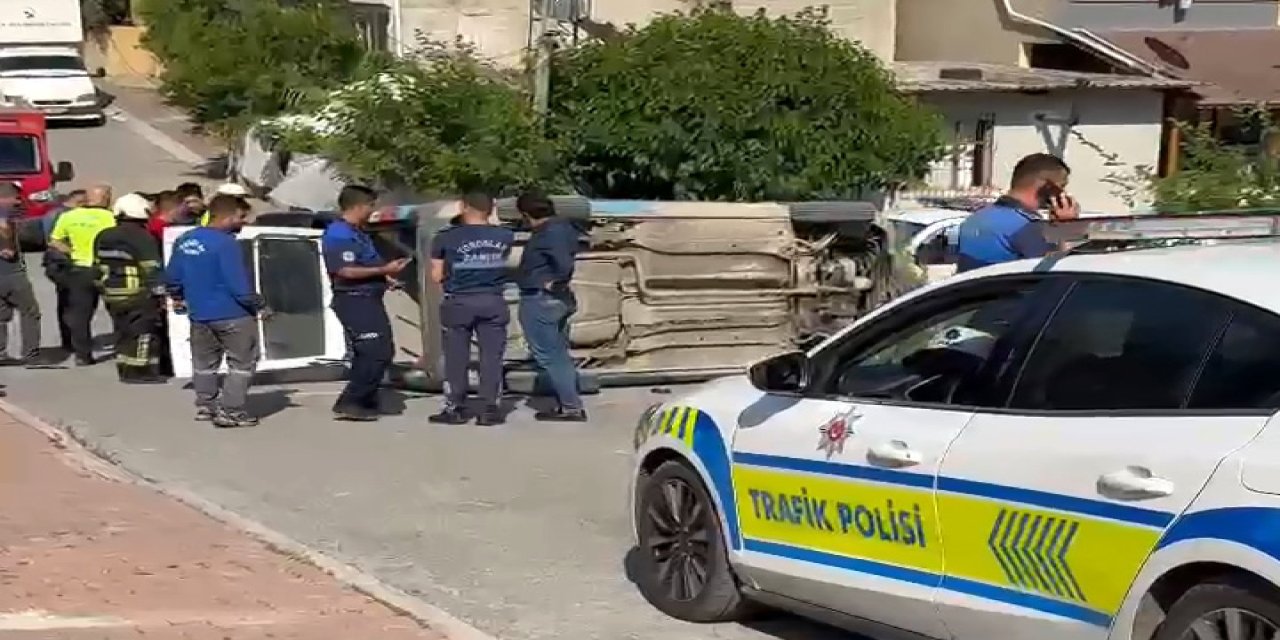 Otomobilin çarptığı zabıta aracı devrildi: 2 yaralı