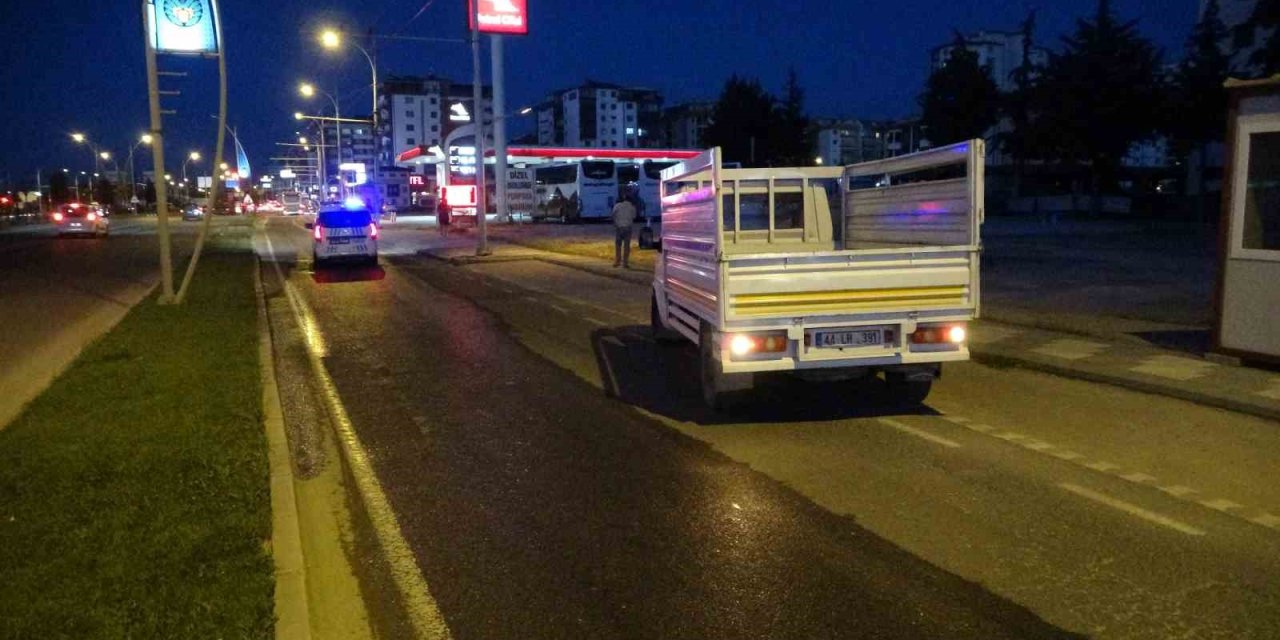 Trambüs ile kamyonet çarpıştı: 1 yaralı