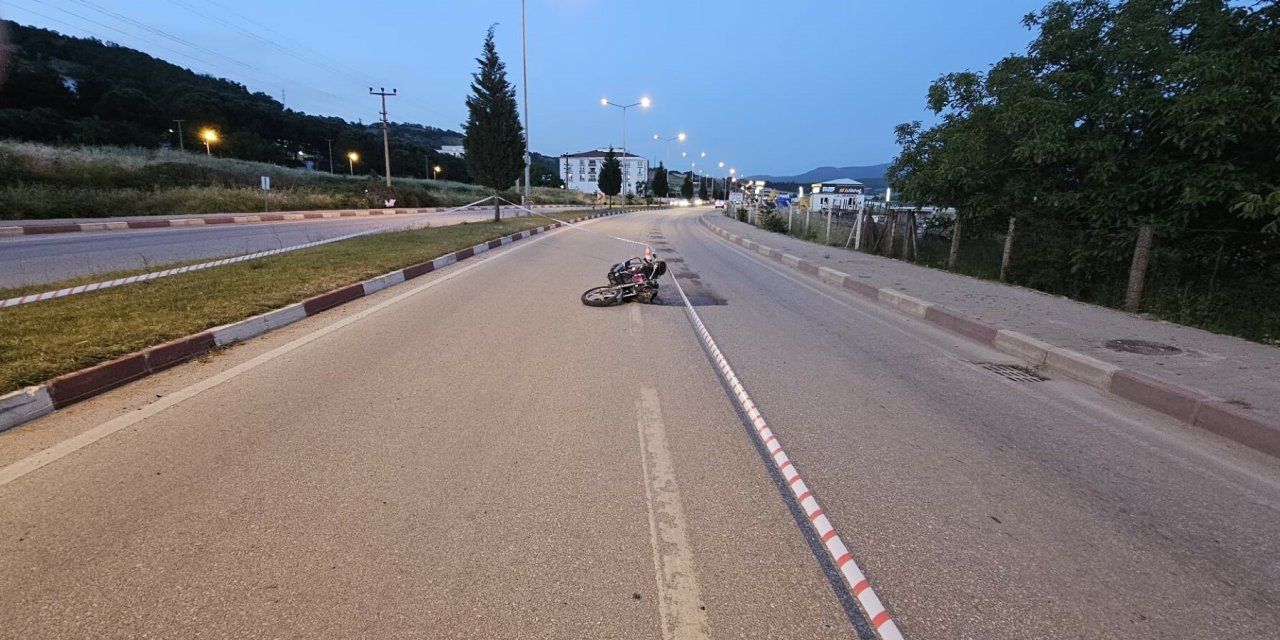 Motosikletle refüjdeki trafik levhasına çarpan sürücü öldü