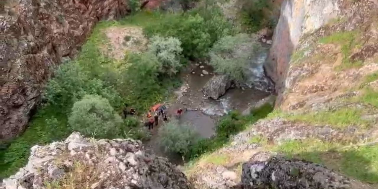 Vadi gezintisinde 30 metrelik uçurumdan düşüp, öldü