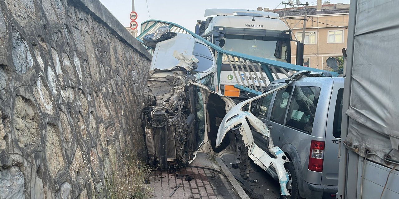 Otomobil, 3 metreden yan sokağa düştü; yaralanan olmadı