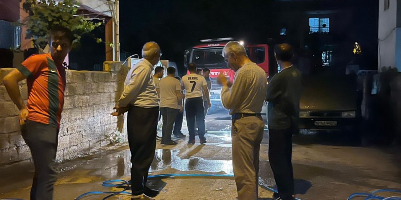 Park halindeki otomobil alev aldı