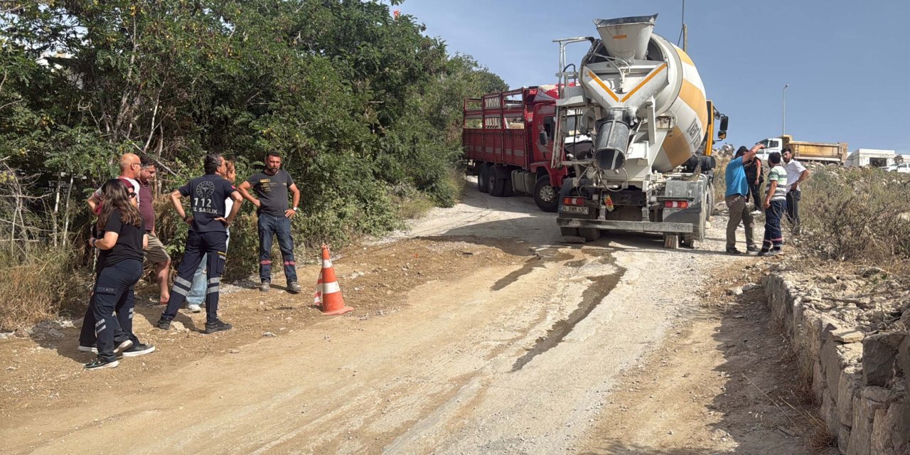 Beton mikseri ile kamyonun arasında sıkışan sürücü hayatını kaybetti