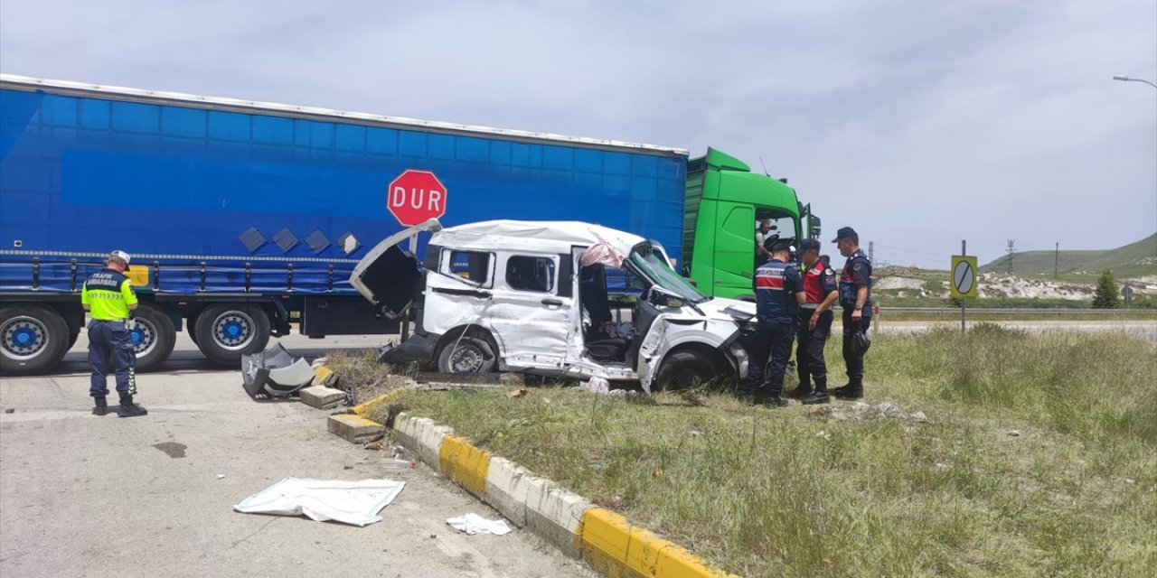 Tır ile çarpışan hafif ticari araçtaki 1 kişi öldü, 1 kişi yaralandı