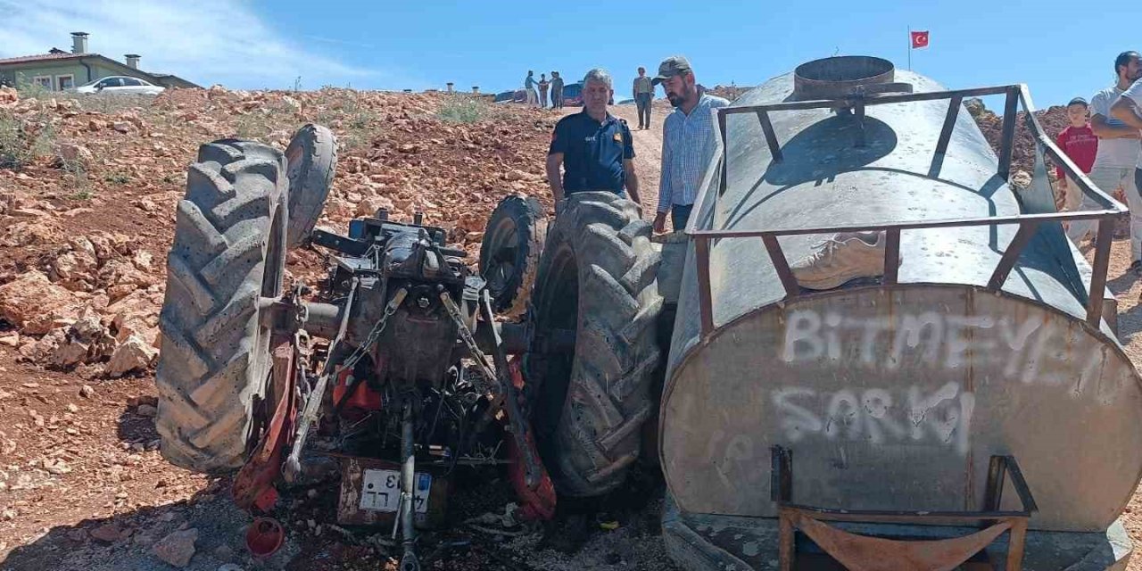 Devrilen traktörün altında kaldı