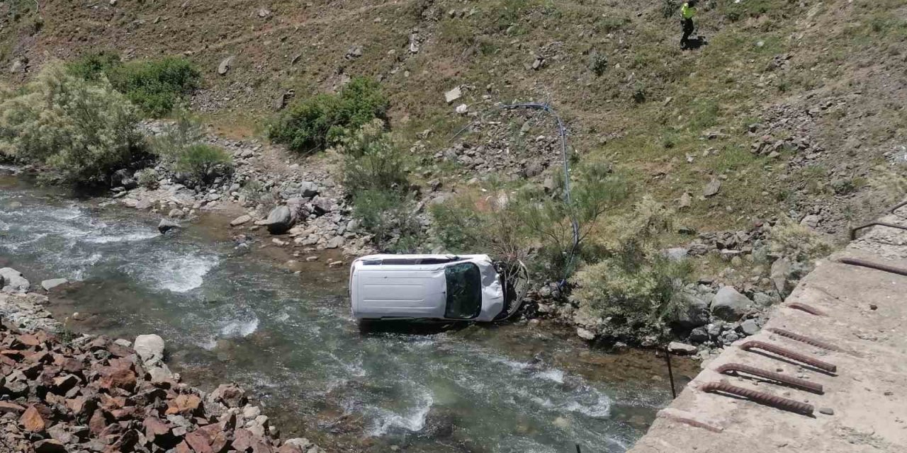 Kamyonet dereye uçtu: 1 kişi hayatını kaybetti