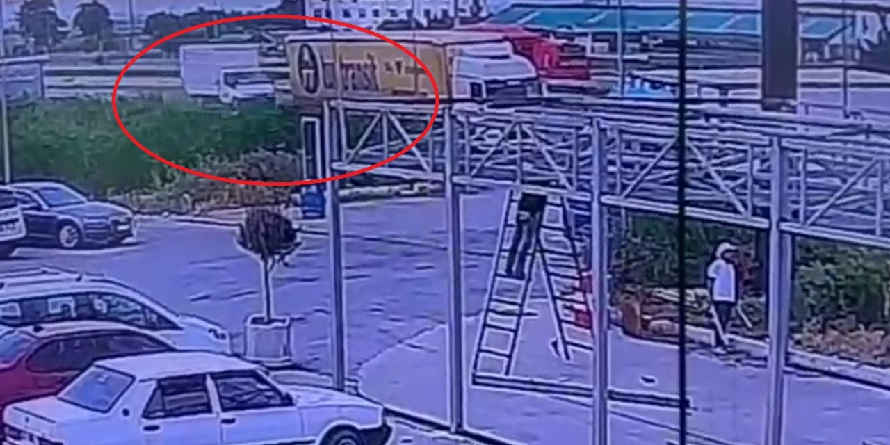 Park halindeki araçlara çarpan kamyonetteki 2 kişi öldü