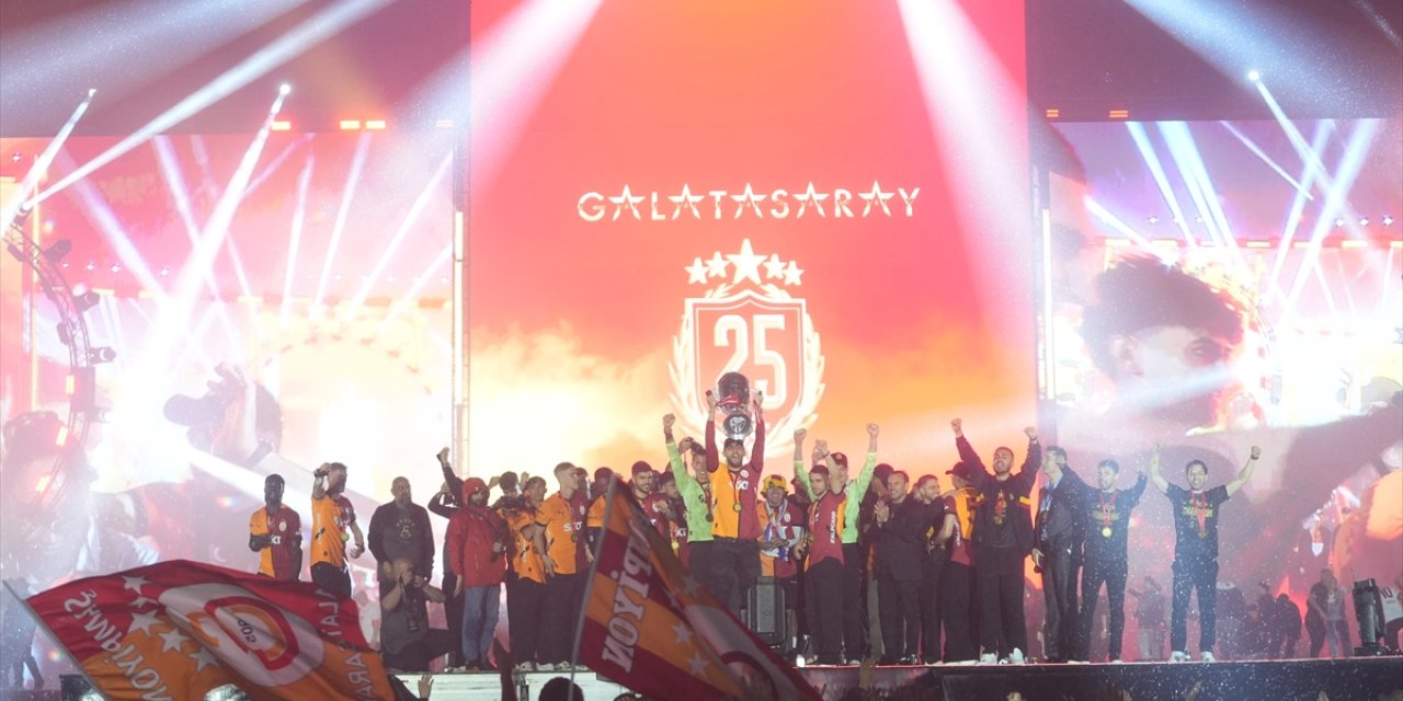 Şampiyon Galatasaray, kupasını Yenikapı’da aldı