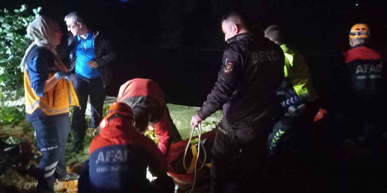 Minibüs dereye devrildi: 1 ölü