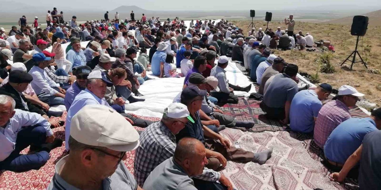 Konya Karapınar’da yağmur duasına çıkıldı