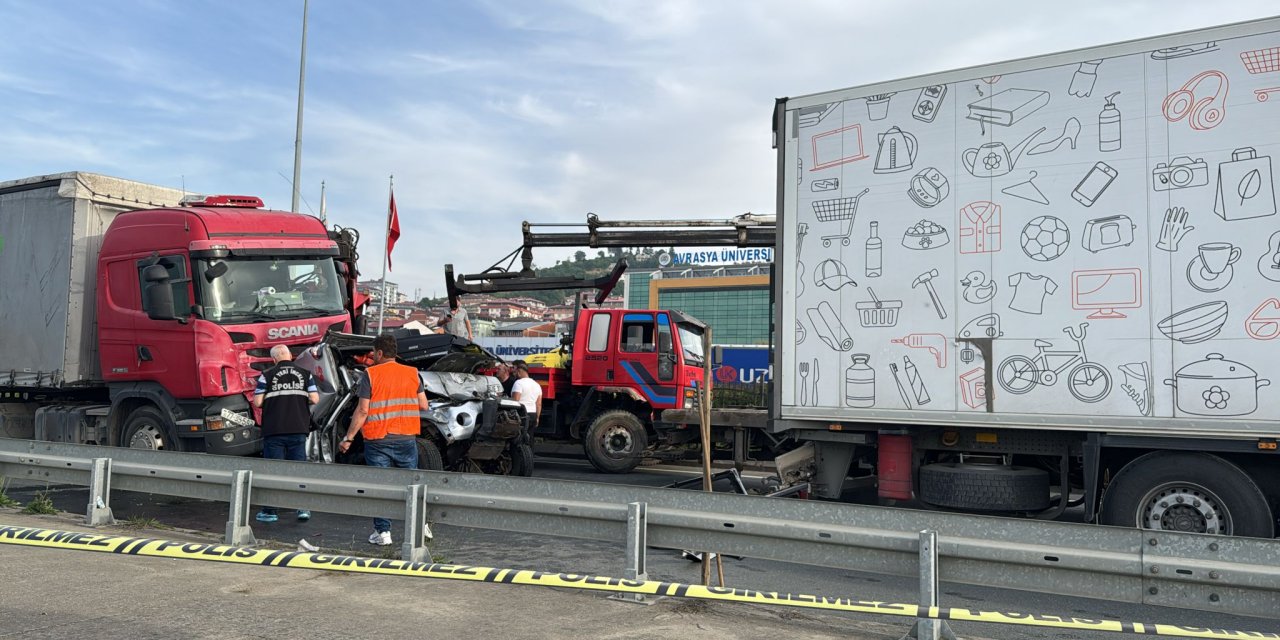 2 TIR'ın arasında sıkışan kamyonetteki 3 kişi yaralandı