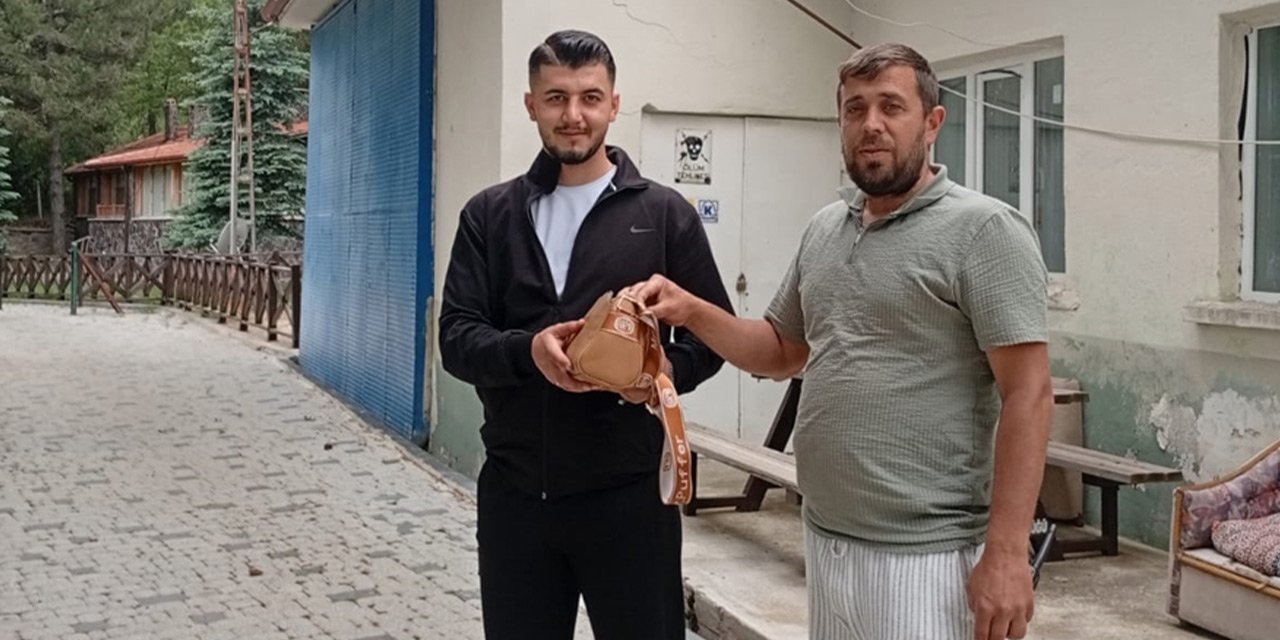Konya'da örnek vatandaş...  Para dolu çantayı sahibine ulaştırdı