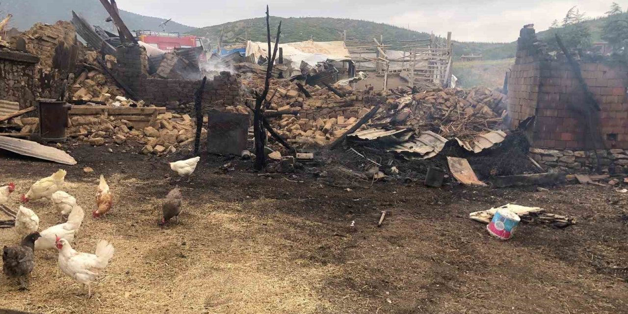 Konya’da yangında bir ev ve ahır küle döndü