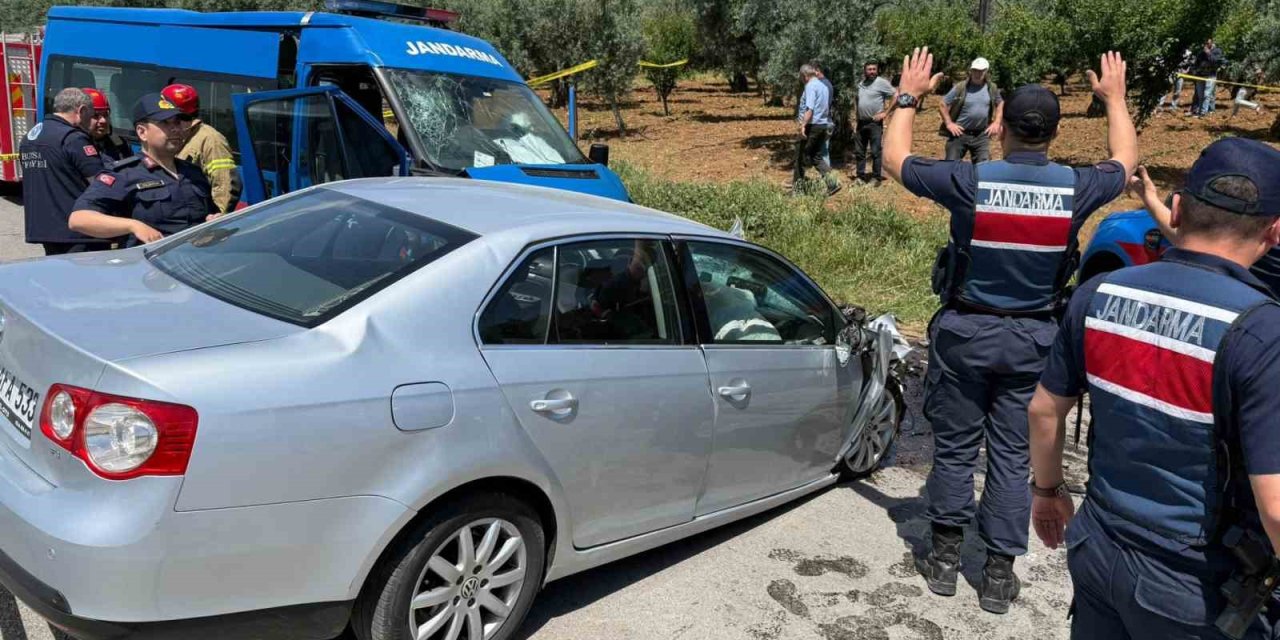 Hatalı sollama yapan otomobil jandarma ekibiyle çarpıştı: 1 ölü, 2 yaralı