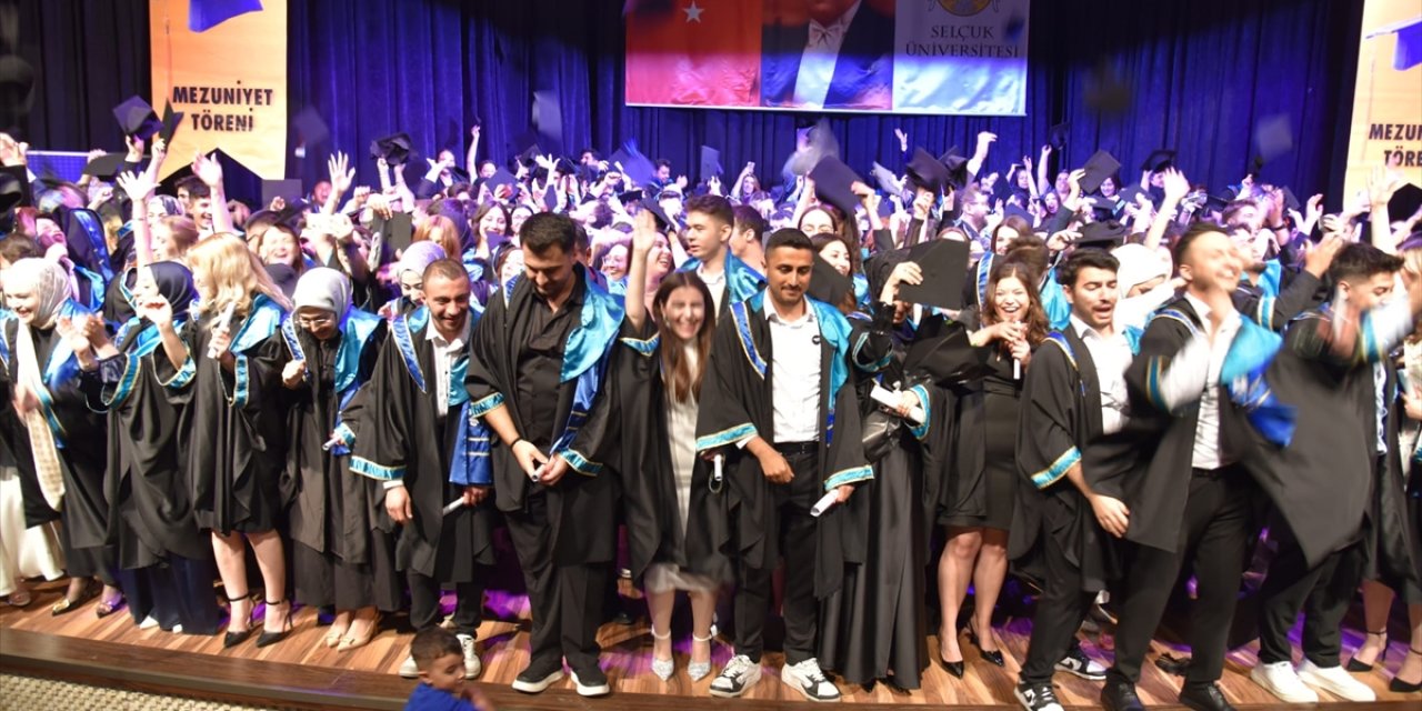 Selçuk Üniversitesi İletişim Fakültesinde mezuniyet töreni yapıldı