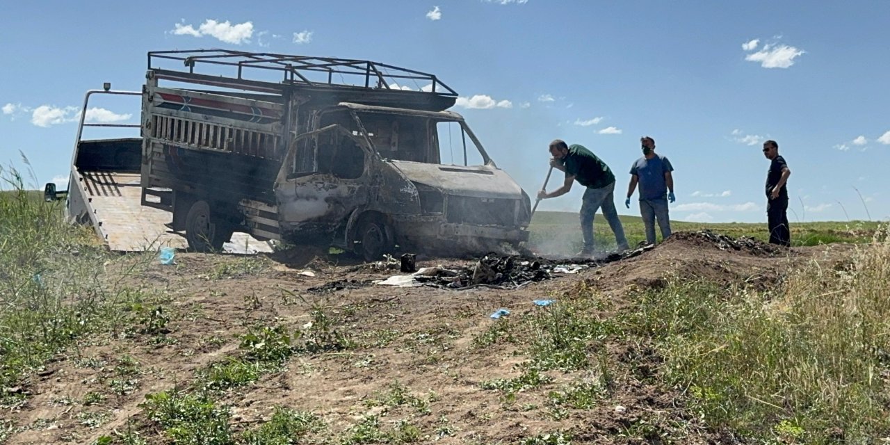 Kamyonette yakılan baba ve oğlunun cenazeleri, yan yana defnedildi
