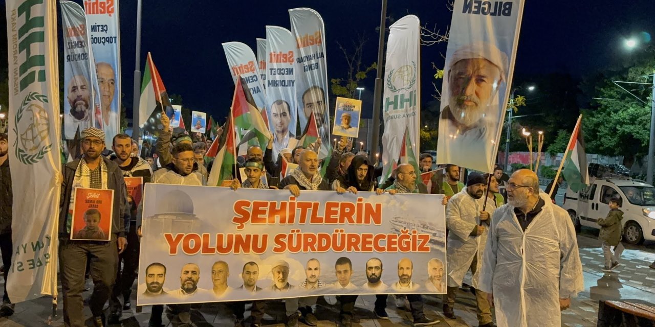 Konya'da binlerce kişi Filistin'e destek için meşalelerle yürüdü