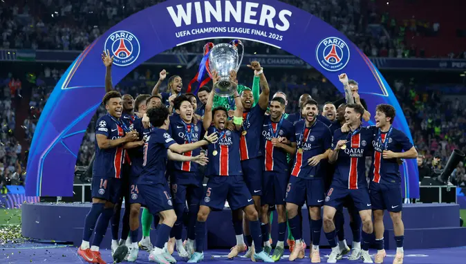 PSG ilk Devler Ligi kupasını rekor kırarak kaldırdı