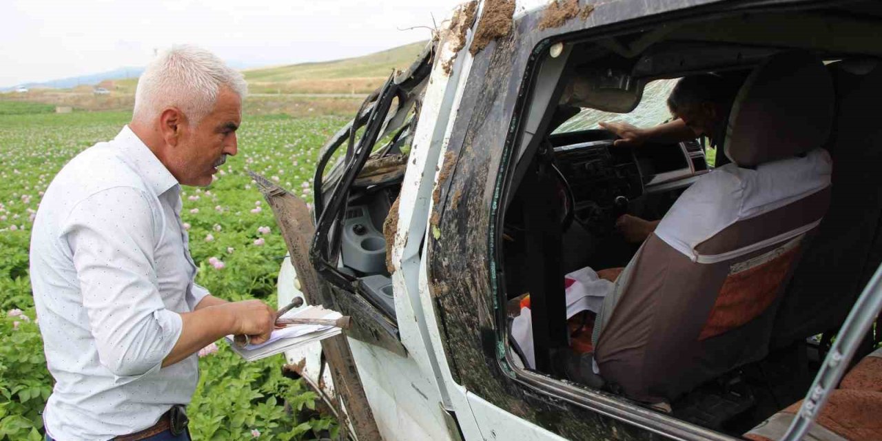 Minibüs tarlaya uçtu: 1 ölü, 4 yaralı