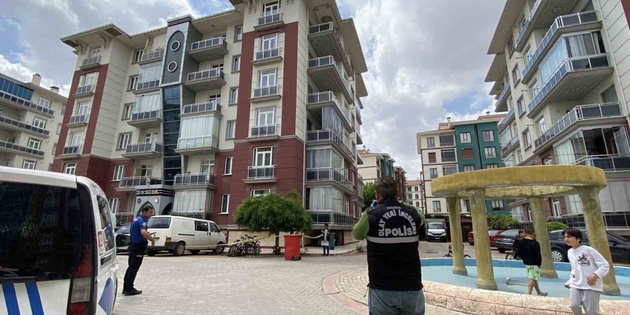 Konya’da 2 yaşındaki çocuğun düşme anı kamerada