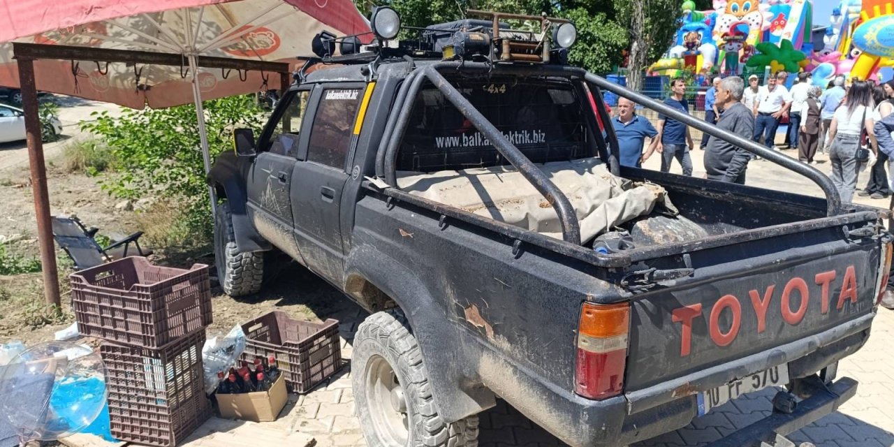 17 yaşındaki sürücünün kullandığı kamyonet, yol kenarında yürüyen 2 çocuğa çarptı