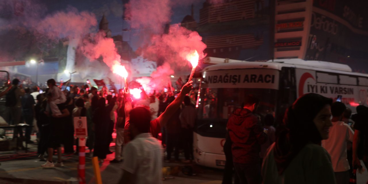 1'inci Lige çıkan Vanspor taraftarları sevinç gösterileri yaptı