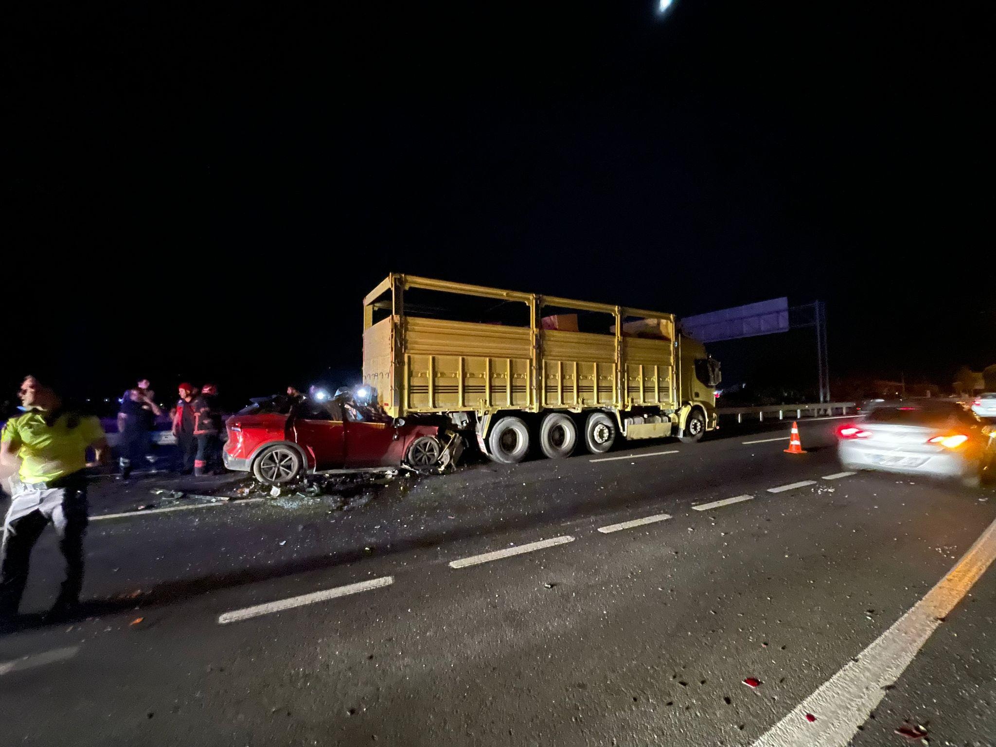 Kamyonun altına giren otomobilin sürücüsü öldü