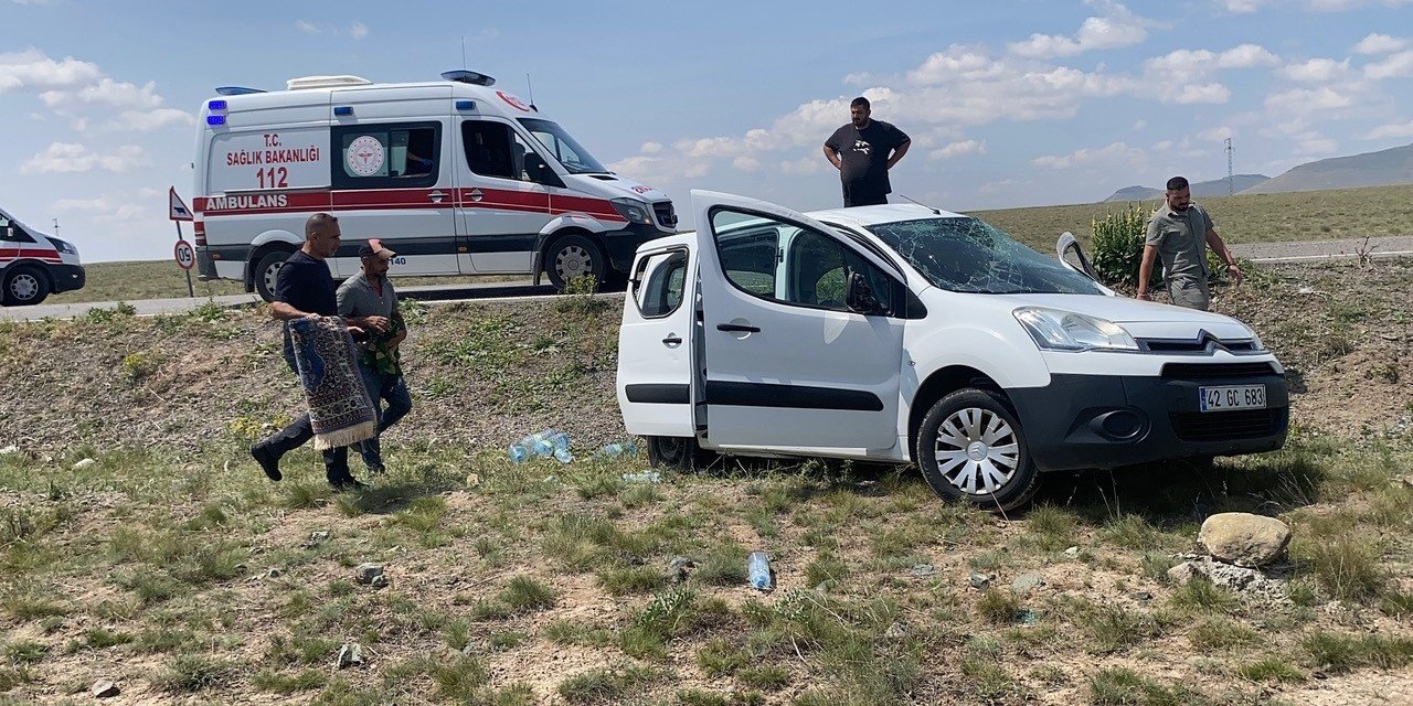 Konya’da lastiği patlayan hafif ticari araç takla attı: 2 yaralı