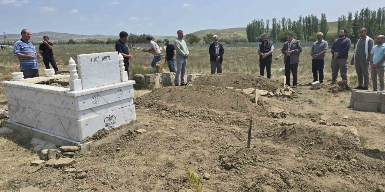 Muhtarlık seçiminden kalan husumet: Baba ve oğul toprağa verildi