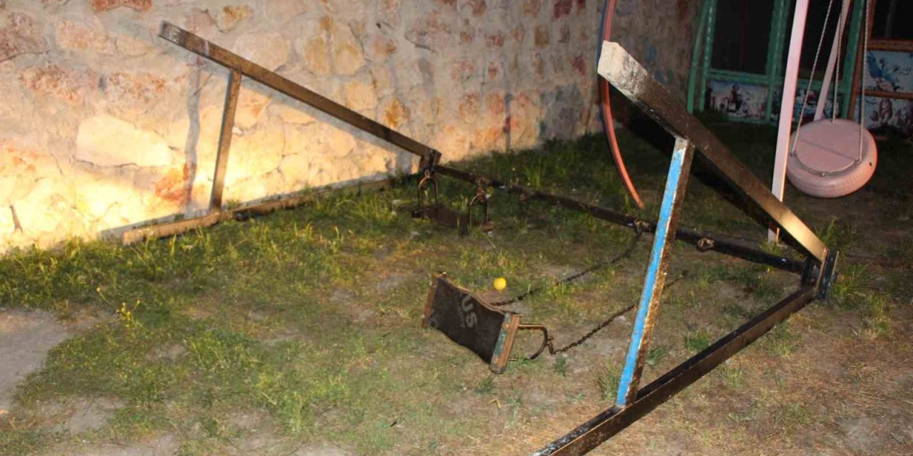 Devrilen salıncaktan düşen 4 yaşındaki çocuk hayatını kaybetti