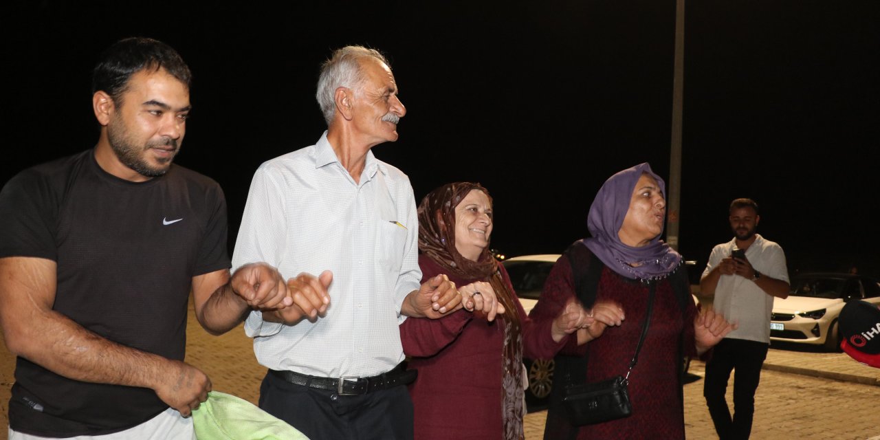 Cezaevi önünde halay çektiler