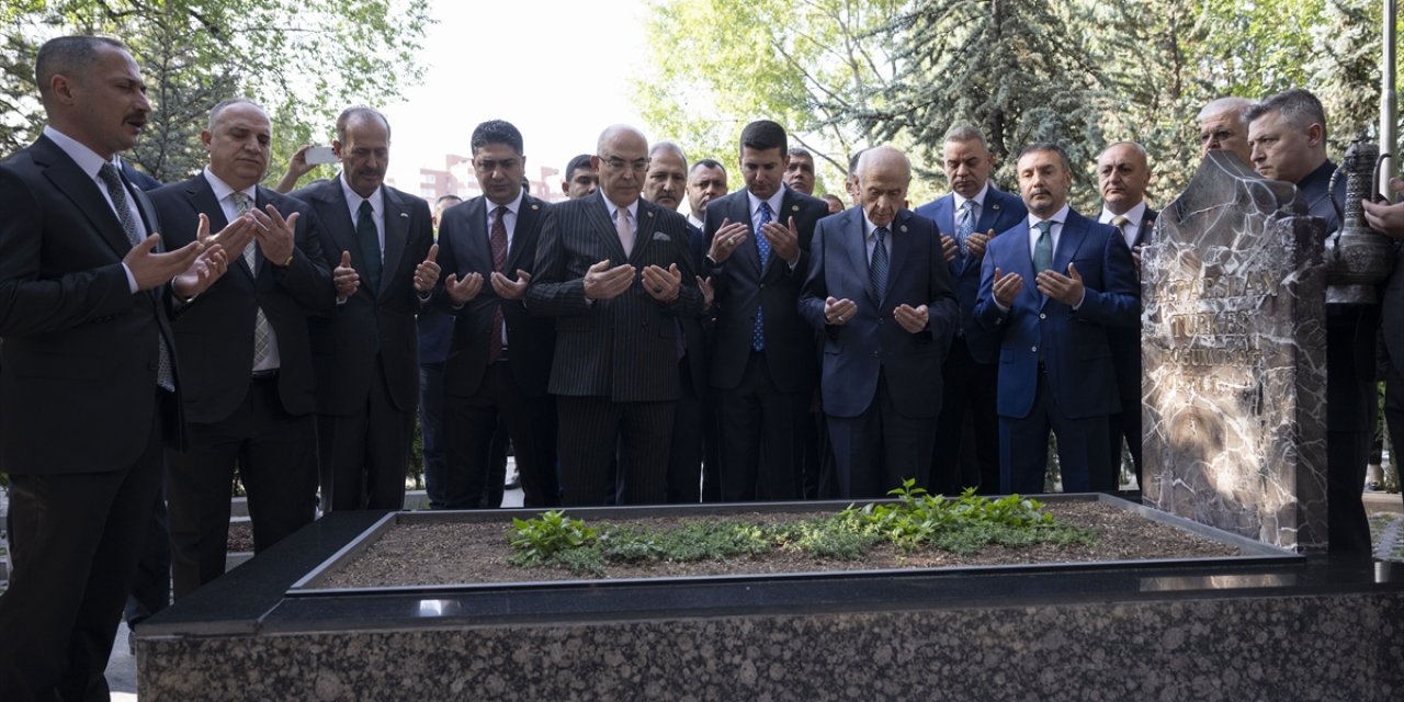 Bahçeli, Alparslan Türkeş’in kabrini ziyaret etti, önemli mesajlar verdi