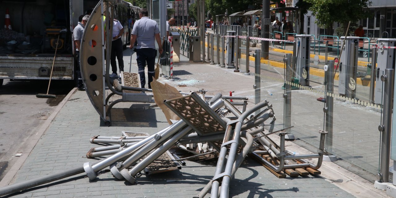 Belediye otobüsü tramvay durağına daldı