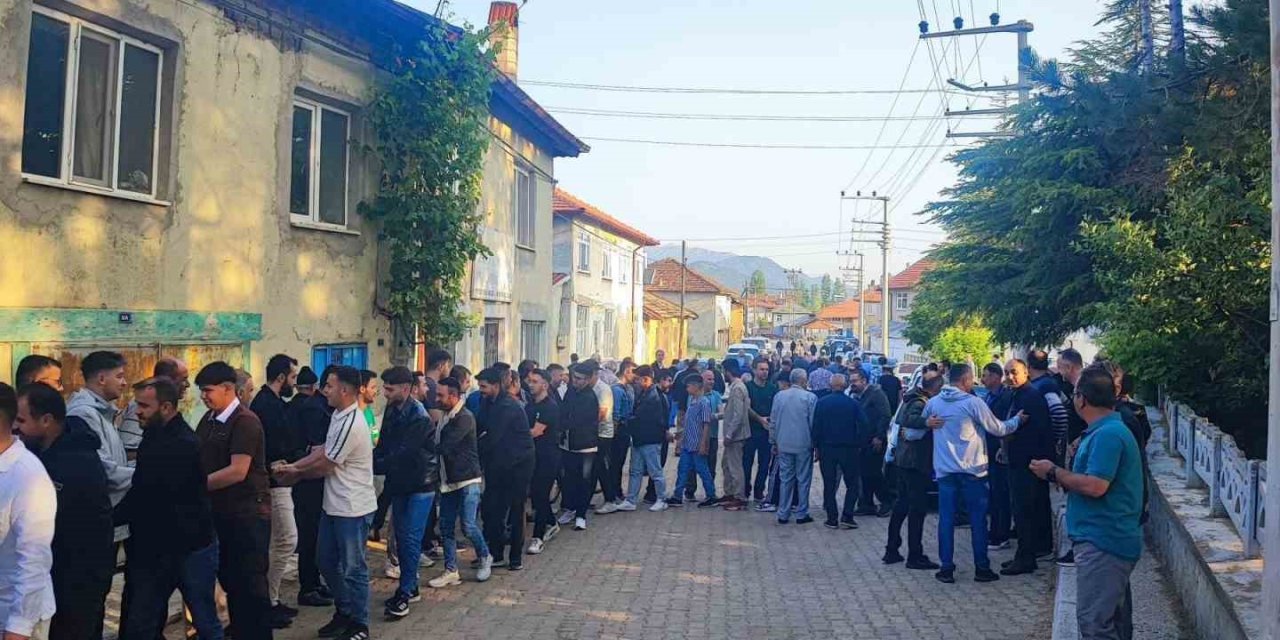 Yer Konya... Önce kahvaltı sofrasına oturdular sonra bayramlaştılar