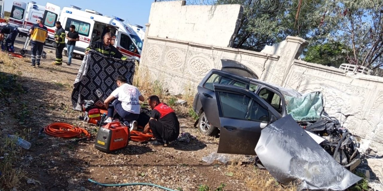 Lastiği patlayan otomobil istinat duvarına çarptı: 1 ölü, 6 yaralı