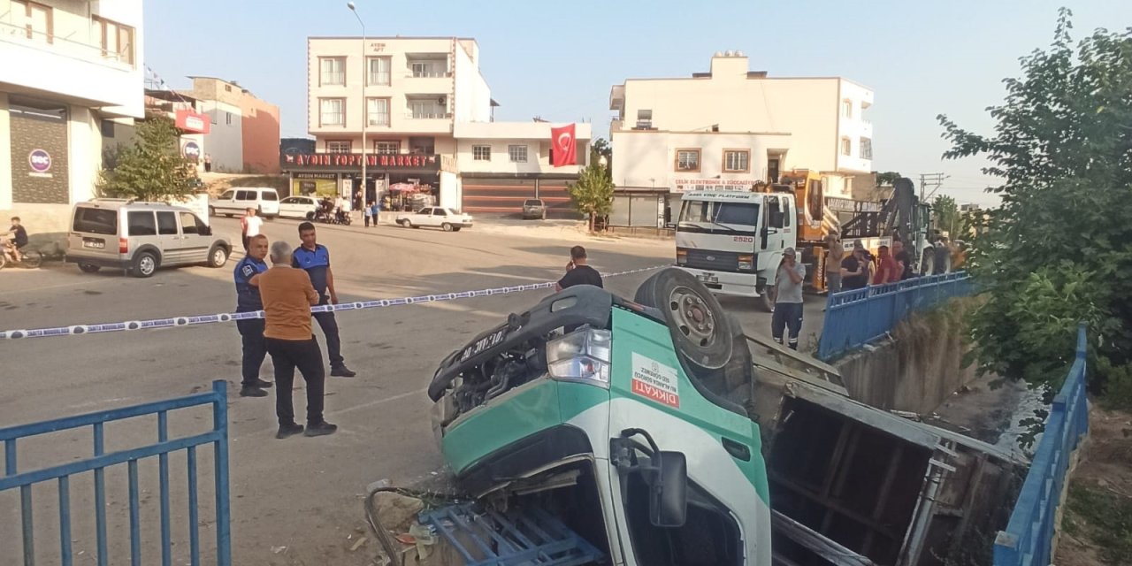 Çöp kamyonu sulama kanalına devrildi; 3 yaralı
