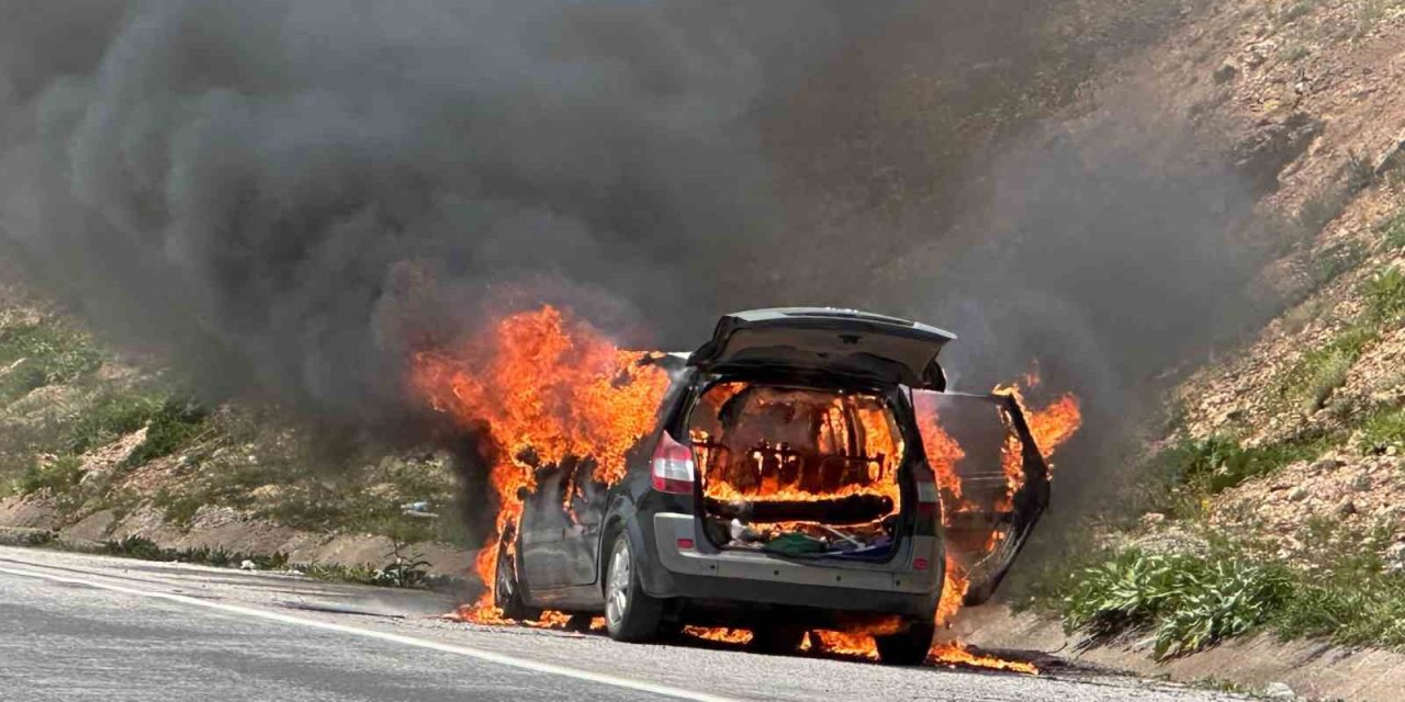 Seyir halindeki otomobil alev aldı