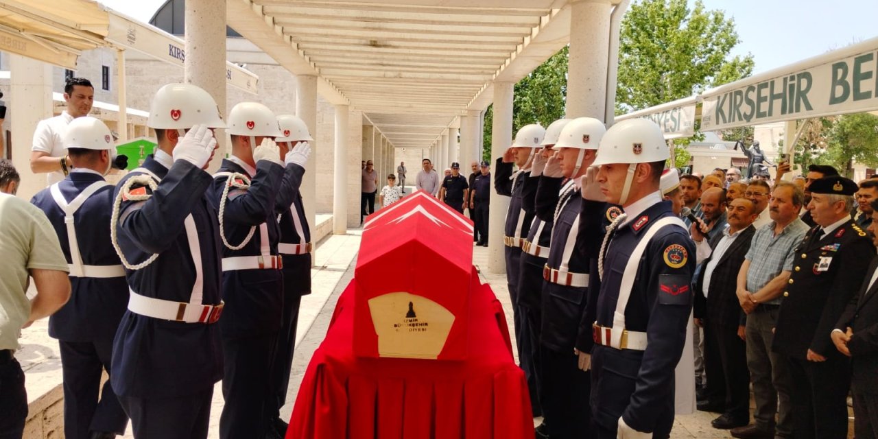 Düğüne giderken kazada ölen çift, toprağa verildi